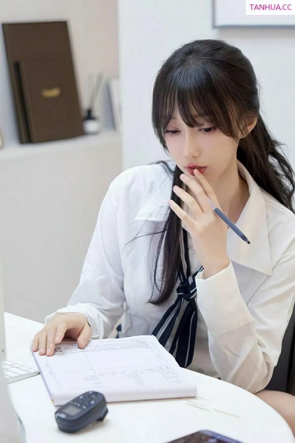 玥儿玥  [XiuRen]高清写真图 2025.08.11 No.10636 玥儿玥er OL服饰第16张图片